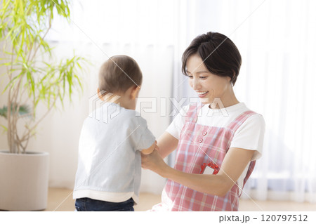 保育士と遊ぶ保育園児 保育士と遊ぶ保育園児 120797512