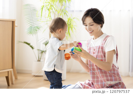 保育士と遊ぶ保育園児 120797537
