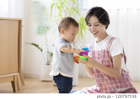 保育士と遊ぶ保育園児 保育士と遊ぶ保育園児 120797538