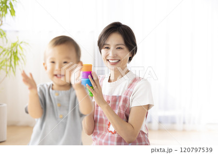 保育士と遊ぶ保育園児 120797539