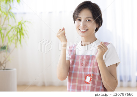 保育士ポートレート　カメラ目線で微笑む女性 120797660