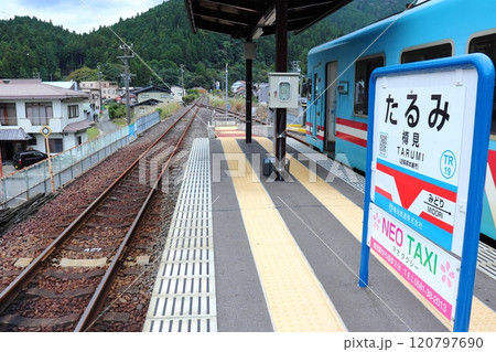 樽見鉄道 終着駅の樽見駅に停車中の車両と駅名標 樽見鉄道 終着駅の樽見駅に停車中の車両と駅名標 120797690