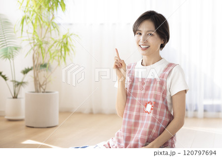 保育士ポートレート　カメラ目線で微笑む女性 120797694