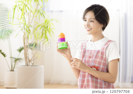 保育士のポートレート　おもちゃを持っている女性 120797708
