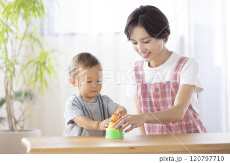 保育士と遊ぶ子ども 保育士と遊ぶ子ども 120797710