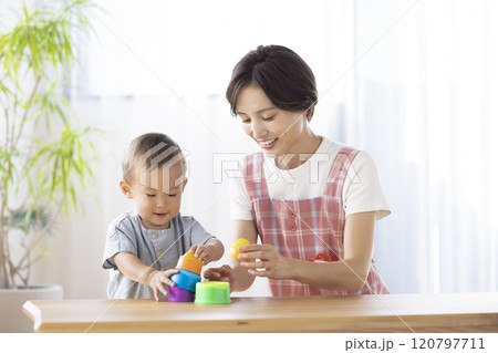 保育士と遊ぶ子ども 120797711