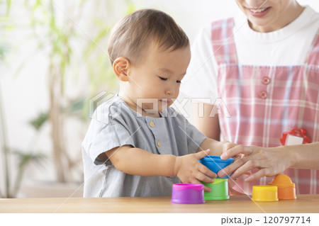 保育士と遊ぶ子ども 120797714