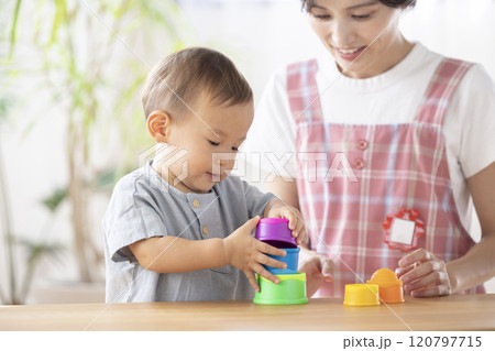 保育士と遊ぶ子ども 120797715