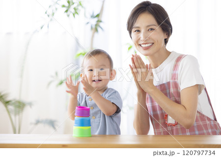 保育士と遊ぶ保育園児 120797734