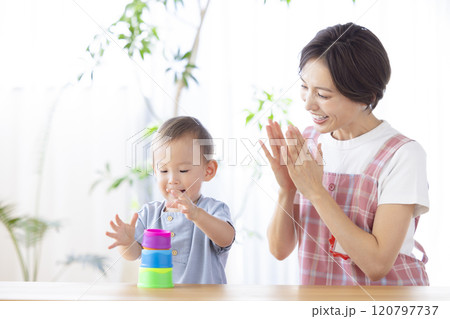 保育士と遊ぶ保育園児 保育士と遊ぶ保育園児 120797737