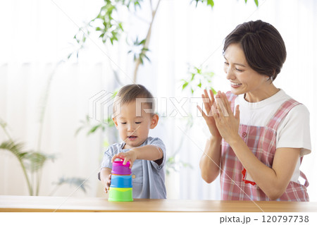保育士と遊ぶ保育園児 120797738