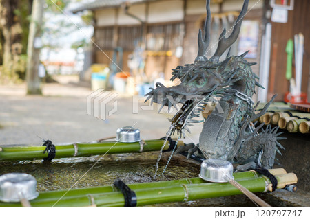 神社の手水者　柄杓 120797747