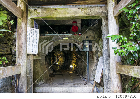 高尾山　高尾山薬王院　大本坊の裏手　福徳弁財天　（福徳弁財天洞） 120797810