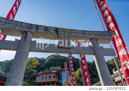 佐賀県鹿島市　日本三大稲荷の一つ祐徳稲荷神社の石鳥居と本殿 120797812