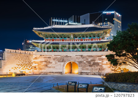 ソウル 南大門(崇礼門) 夜景 ソウル 南大門(崇礼門) 夜景 120797823