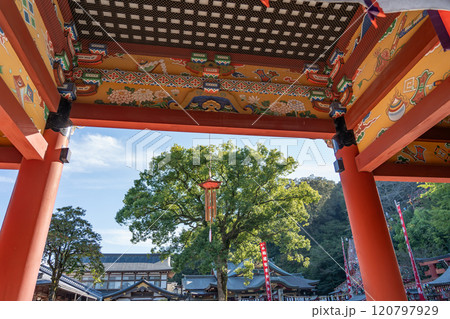 佐賀県鹿島市　日本三大稲荷の一つ祐徳稲荷神社の楼門と社殿 120797929
