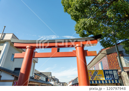 佐賀県鹿島市　日本三大稲荷の一つ祐徳稲荷神社の門前商店街の鳥居 120797948