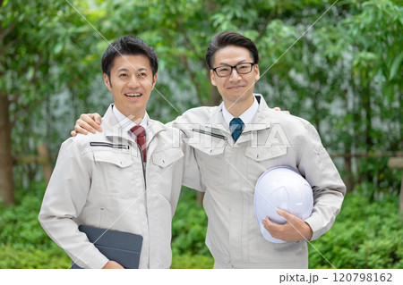 作業服姿の男性2人 120798162