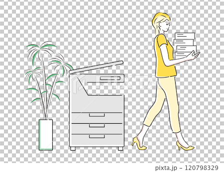 一位女商人用影印機影印文件後走到辦公桌前 120798329