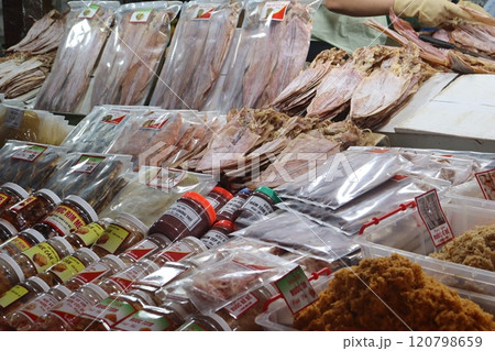 カットバ島の朝市 120798659