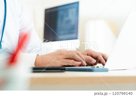 パソコンを操作するビジネスマンの手元 120799140
