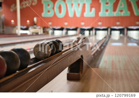 アメリカのボーリング場のレーンとボール アメリカのボーリング場のレーンとボール 120799169
