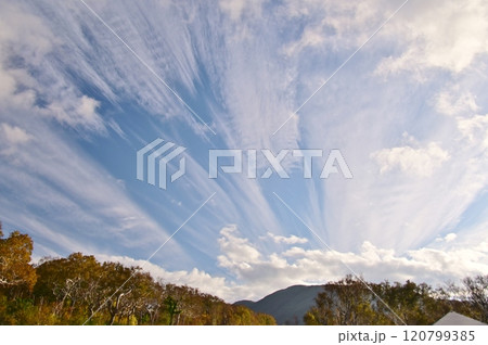 爽やかな秋の空 120799385