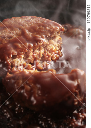 鉄板の上で焼く熱々の湯気の上がるジューシーなハンバーグステーキ 鉄板の上で焼く熱々の湯気の上がるジューシーなハンバーグステーキ 120799811