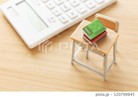 学習机と計算機 教育費や学費のイメージ写真 学習机と計算機 教育費や学費のイメージ写真 120799845