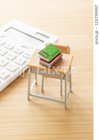 学習机と計算機　教育費や学費のイメージ写真 120799997