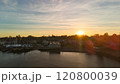アメリカの貯水池と夕陽 120800039
