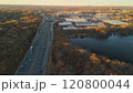 アメリカの幹線道路と紅葉 120800044