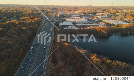 アメリカの幹線道路と紅葉 アメリカの幹線道路と紅葉 120800044