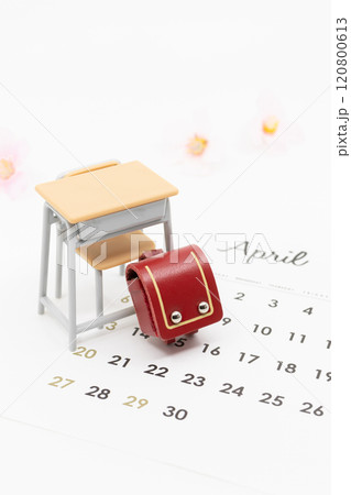 赤いランドセルと4月のカレンダー　小学校の入学式や始業式のイメージ写真 120800613