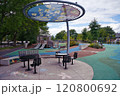 アメリカの公園のベンチ 120800692