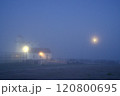 霧の中の朝のアメリカの灯台 120800695