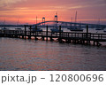 アメリカのニューポートの橋と夕焼け 120800696