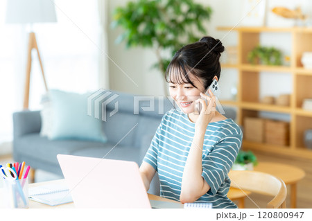 スマホで電話する女性 スマホで電話する女性 120800947
