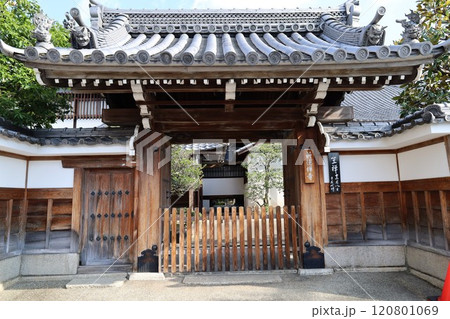 京都市中京区にある新徳禅寺の入り口門風景 120801069