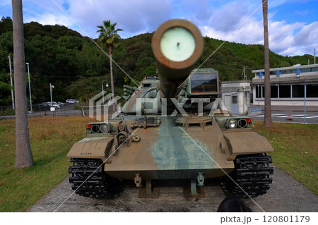 自衛隊の戦車 120801179