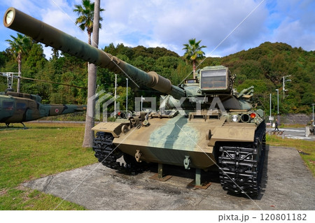 自衛隊の戦車 120801182