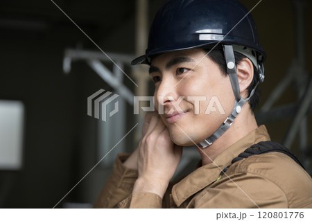 現場で安全ベルトをしたヘルメットを被る男性 現場で安全ベルトをしたヘルメットを被る男性 120801776