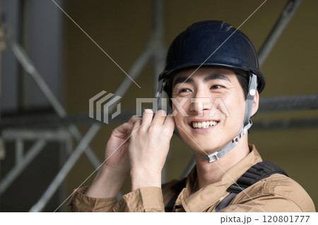 現場で安全ベルトをしたヘルメットを被る男性 現場で安全ベルトをしたヘルメットを被る男性 120801777