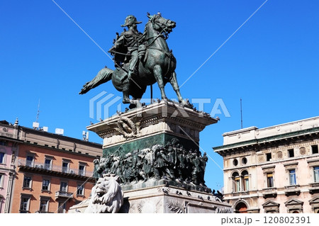 スカラ広場の騎馬像 120802391