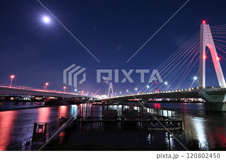 【東京都】月明りに照らされる近未来な夜の大師橋 120802450