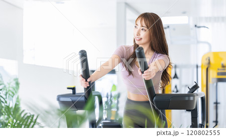 ランニングマシーンに乗る女性 120802555