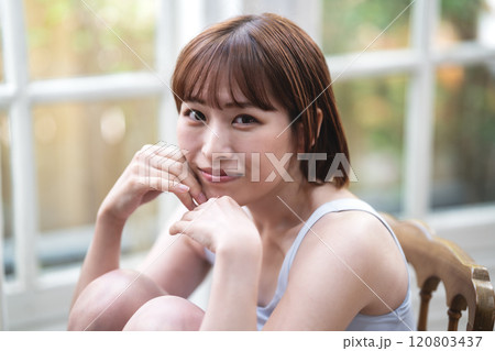 窓際でくつろぐショートボブの若い女性 窓際でくつろぐショートボブの若い女性 120803437