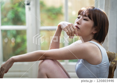 窓際でくつろぐショートボブの若い女性 窓際でくつろぐショートボブの若い女性 120803446