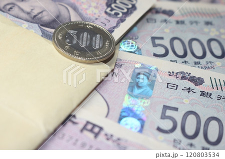 敷き詰められた5000円 120803534