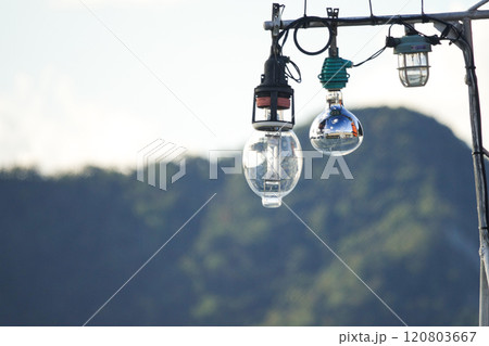 どこか懐かしい漁船のライトある風景 どこか懐かしい漁船のライトある風景 120803667